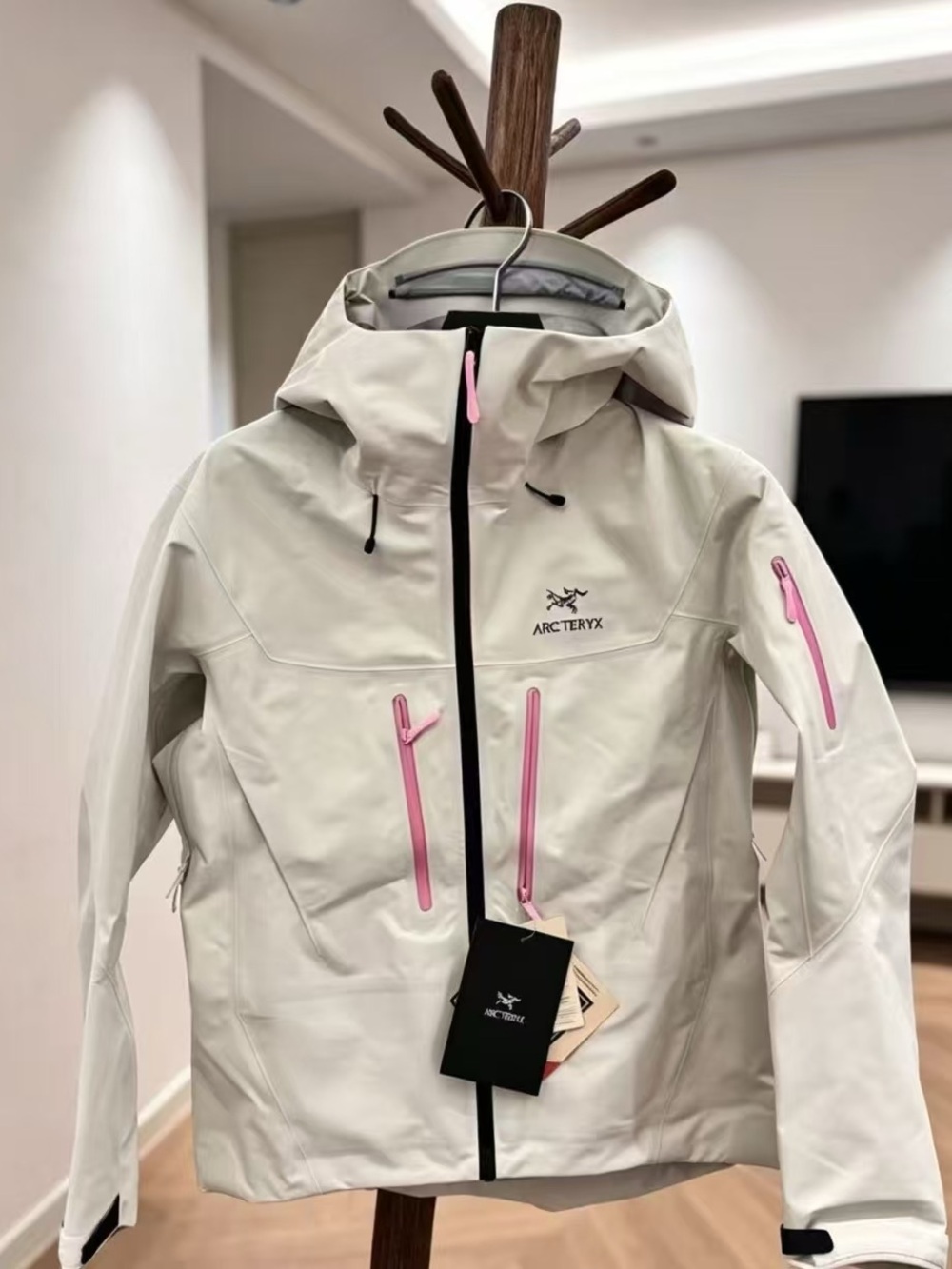 Arc'teryxx Women's Off-White Waterproof Hooded Jacket with Pink Zippers